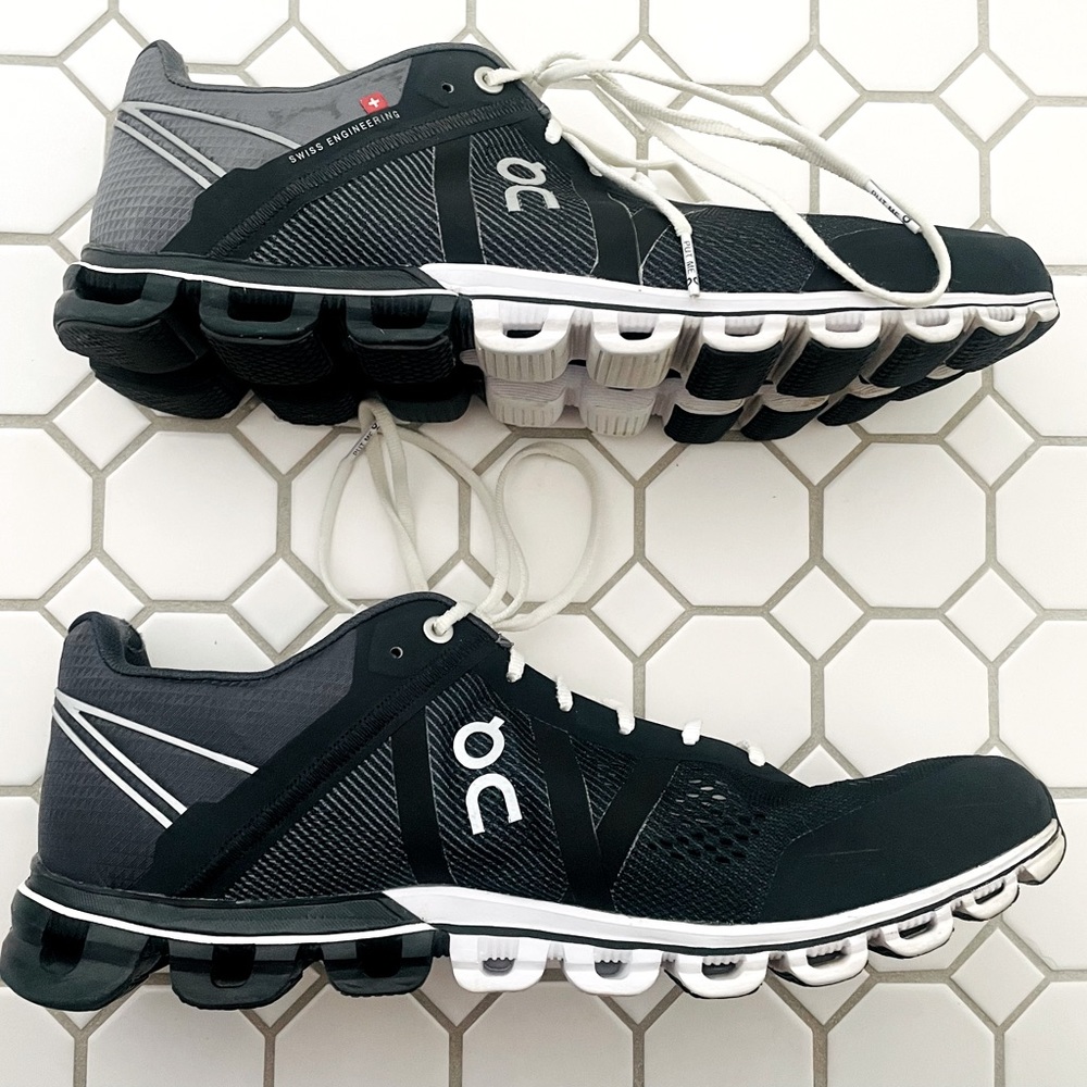 ON CloudFlow Women’s size 11 Running Shoes